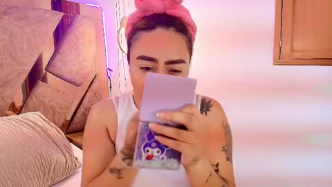 EMMA  online show from December 18, 2025, 11:33 pm