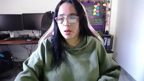 Snapshot of emma_evans07 chatting on December 24, 2024, 1:28 pm emmy online show from December 24, 2024, 1:28 pm