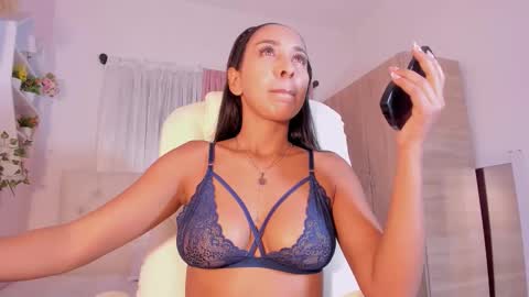 Snapshot of emma_lorense chatting on October 9, 2025, 8:07 pm Emma online show from October 9, 2025, 8:07 pm