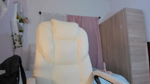 Snapshot of emma_lorense chatting on October 15, 2025, 6:52 pm Emma online show from October 15, 2025, 6:52 pm