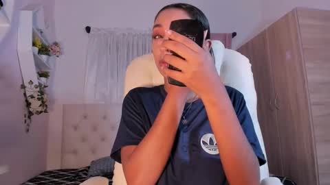 Snapshot of emma_lorense chatting on October 16, 2025, 8:10 pm Emma online show from October 16, 2025, 8:10 pm