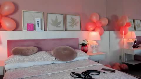 Snapshot of emma_mb chatting on October 21, 2025, 5:08 am Emma online show from October 21, 2025, 5:08 am