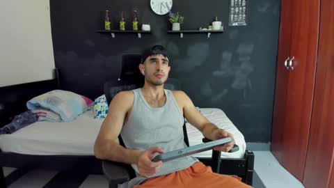 Snapshot of emma_muscle_ chatting on February 17, 2025, 10:25 pm emma online show from February 17, 2025, 10:25 pm