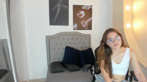 Snapshot of emma_rousz chatting on October 11, 2025, 4:44 am emma online show from October 11, 2025, 4:44 am