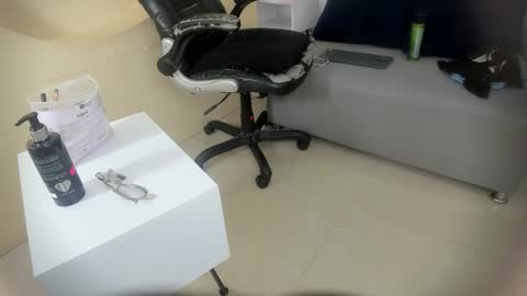 Snapshot of emma_rousz chatting on October 28, 2025, 3:32 am emma online show from October 28, 2025, 3:32 am