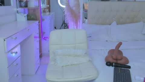 HI IM NEW online show from February 5, 2025, 9:50 pm