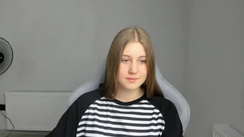 Snapshot of emma_sweettyy chatting on July 22, 2026, 6:16 am Emma online show from July 22, 2026, 6:16 am