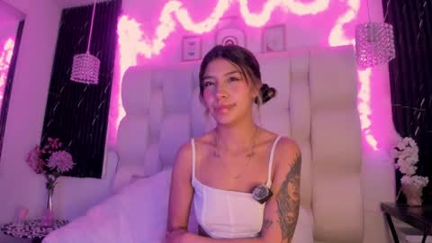 emmaa00_ online show from May 7, 2026, 6:24 pm