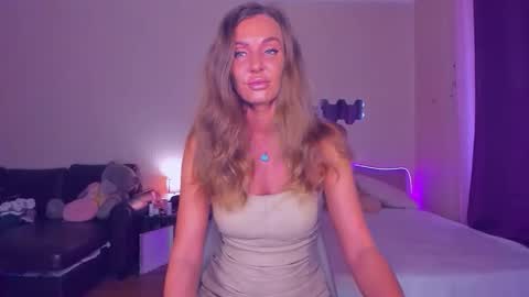 Snapshot of emmaabramson chatting on September 9, 2025, 11:21 am Emma online show from September 9, 2025, 11:21 am