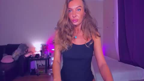 Snapshot of emmaabramson chatting on September 19, 2025, 9:54 am Emma online show from September 19, 2025, 9:54 am