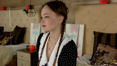 Snapshot of emmacamm chatting on October 31, 2025, 1:23 pm EmmaCamm online show from October 31, 2025, 1:23 pm