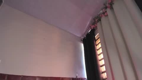 emmaclark_1 online show from June 20, 2026, 8:33 pm
