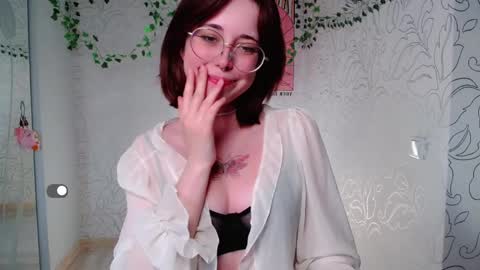 Snapshot of emmae__ chatting on December 23, 2024, 5:17 am Emma online show from December 23, 2024, 5:17 am