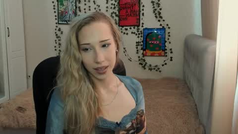 Snapshot of emmarayder chatting on June 4, 2026, 11:16 am Emma online show from June 4, 2026, 11:16 am