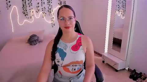 Snapshot of emmatorres9 chatting on October 6, 2025, 2:14 pm Emma Torres online show from October 6, 2025, 2:14 pm