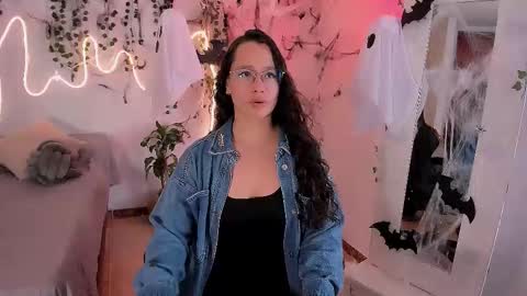 Snapshot of emmatorres9 chatting on October 22, 2025, 3:45 pm Emma Torres online show from October 22, 2025, 3:45 pm