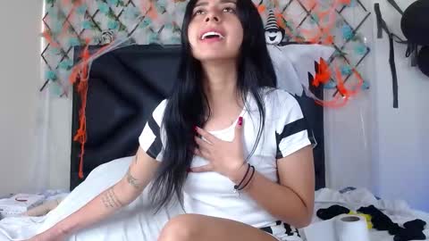 Snapshot of emmawillliams chatting on November 3, 2025, 1:34 pm Emma online show from November 3, 2025, 1:34 pm