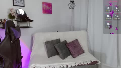 Snapshot of emmi_cam chatting on June 24, 2026, 1:10 pm Emmi Cam online show from June 24, 2026, 1:10 pm