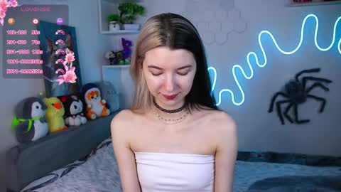 emmie_everly online show from May 7, 2026, 8:03 pm