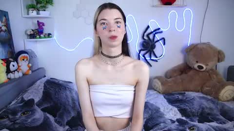 emmie_everly online show from July 14, 2026, 12:44 pm