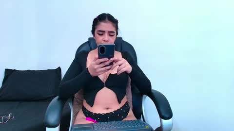 Snapshot of emmie_wood1 chatting on October 29, 2025, 9:27 pm Emmie online show from October 29, 2025, 9:27 pm