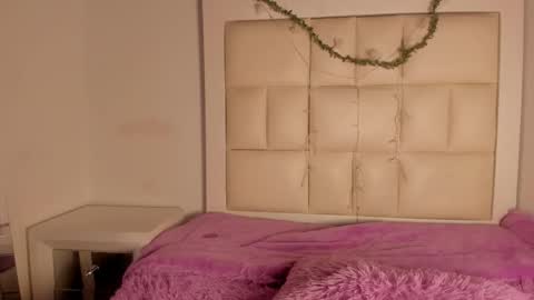 emmily_evans_ online show from November 10, 2025, 12:15 pm