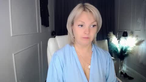 Snapshot of emmmam chatting on October 10, 2025, 1:10 pm emmmam online show from October 10, 2025, 1:10 pm