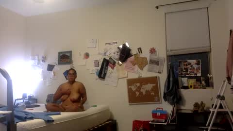 Snapshot of emmmers48 chatting on February 20, 2025, 4:50 am Emms online show from February 20, 2025, 4:50 am