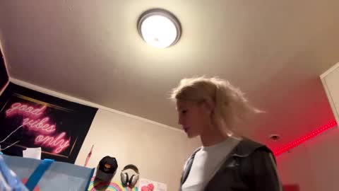 emmwarr1514 online show from March 5, 2025, 6:01 pm