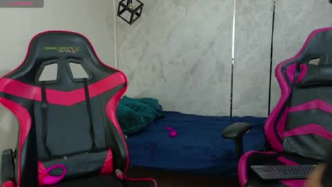 Snapshot of emy_0 chatting on April 18, 2026, 3:05 pm Emy online show from April 18, 2026, 3:05 pm