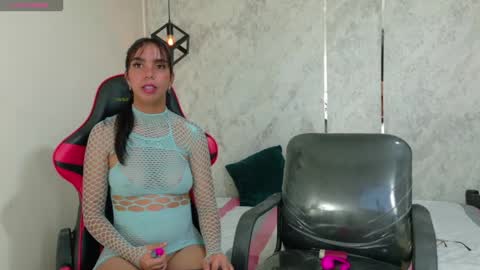 Snapshot of emy_0 chatting on April 24, 2026, 2:08 pm Emy online show from April 24, 2026, 2:08 pm