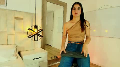 EMY FERRER online show from May 17, 2026, 1:51 pm