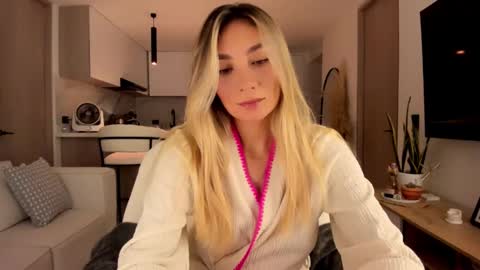 emyconneer online show from December 8, 2024, 2:07 am