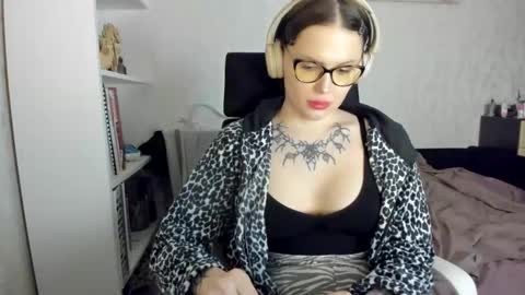 emydeliro online show from April 18, 2026, 6:45 pm