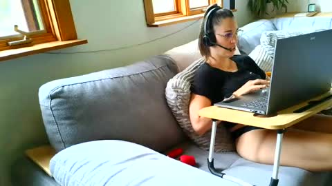 emyxxl online show from July 9, 2026, 1:37 pm
