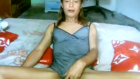 CHUN LY online show from April 16, 2026, 1:17 am