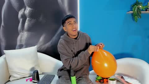 Snapshot of ender_h0t chatting on October 12, 2025, 1:43 pm Ender online show from October 12, 2025, 1:43 pm