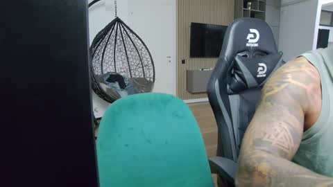 Erik online show from December 5, 2024, 9:50 pm