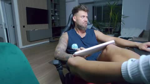 Erik online show from December 10, 2024, 6:38 pm