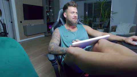 Erik online show from December 12, 2024, 7:37 pm