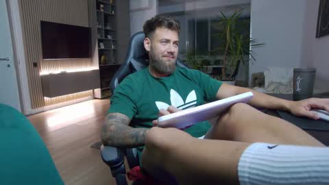 Erik online show from December 21, 2024, 7:27 pm