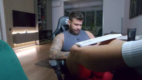 Erik online show from November 9, 2025, 7:12 pm