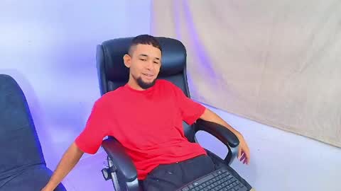 enyel_100 online show from May 5, 2026, 7:33 pm