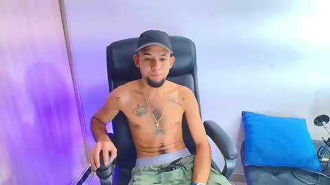 enyel_100 online show from May 19, 2026, 2:40 am