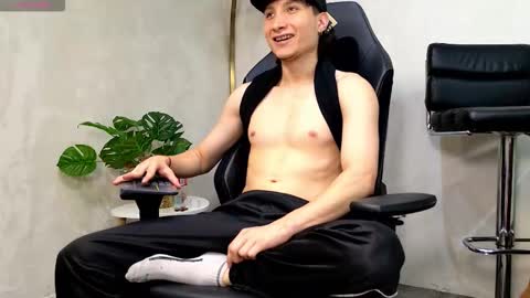 enzo_steel online show from March 8, 2026, 2:04 am