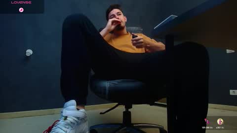 EnzoRace online show from October 14, 2025, 4:46 am