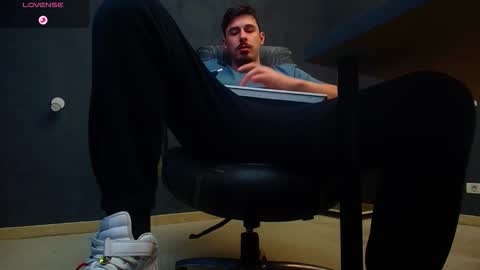 EnzoRace online show from November 8, 2025, 6:02 am