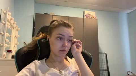 Lily online show from April 22, 2026, 3:09 am