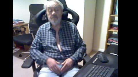 erasmus_d online show from December 23, 2024, 6:27 pm