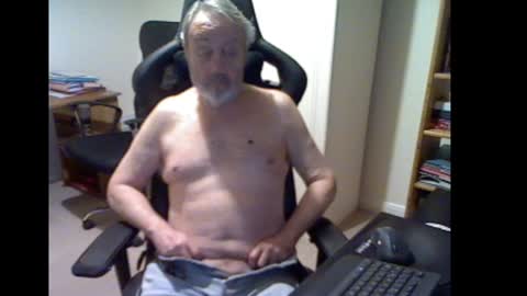 erasmus_d online show from February 6, 2025, 6:24 pm